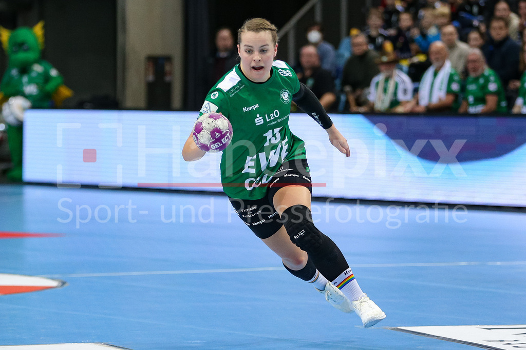 Handball, Bundesliga Frauen, VfL Oldenburg - Thüringer HC | v.li.: Merle Carstensen (VfL Oldenburg, 15) Freisteller am Ball, Einzelfoto, Spielszene, Aktion, Action