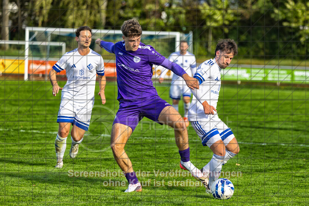 20261010_154200_0579-Bearbeitet_(c)_by_PhotoPeet | Kevin Gromer (1.FC Eislingen #22)1.FC Eislingen (weiß) vs. TSV Bernhausen (lila), Fussball, Landesliga 2 - wfv, 11. Spieltag, Saison 2026/2027, Rasenplatz, Eichbachstation, Haldenstraße, 73054 Eislingen, 10.10.2026 - 15:30 Uhr,Foto: PhotoPeet / Sport- &amp; Eventfotografie / Peter Harich