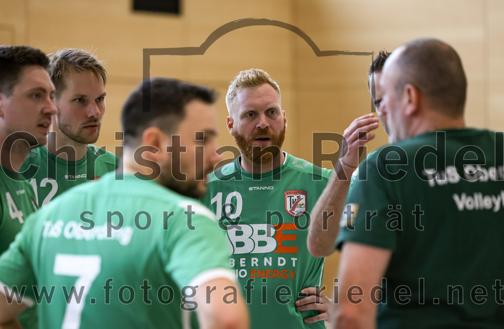 2022-11-12_074_TuS_Oberding_gegen_SC_Freising_II | Oberding, Deutschland, 12.11.2022:
Volleyball, Bezirksliga Ost 2022 / 2023, 7. Spieltag, TuS Oberding gegen MTV Pfaffenhofen II, Endergebnis: 3:2

Benedikt Lösch (TuS Oberding, #10)

Foto: Christian Riedel / fotografie-riedel.net