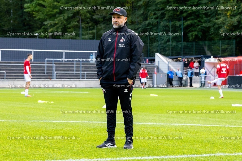 xKWI27092501009 | 27.09.2025, xkwix, Fußball, Regionalliga West, 1. FC Köln U23 - FC Gütersloh, Geißbockheim Franz-Kremer-Stadion, Evangelos Sbonias (1. FC Köln U23 Cheftrainer) 