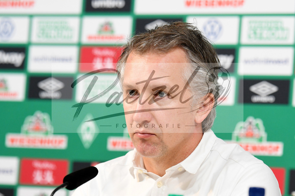 20200303_PKWBRE_0018 | Fussball, Herren: Geschaeftsfuehrer Fussball Frank Baumann (SV Werder Bremen) schaut waehrend der Pressekonferenz des SV Werder Bremen im Presseraum des wohninvest Weserstadion am 03.03.2020 in Bremen, Deutschland. - Realisiert mit Pictrs.com