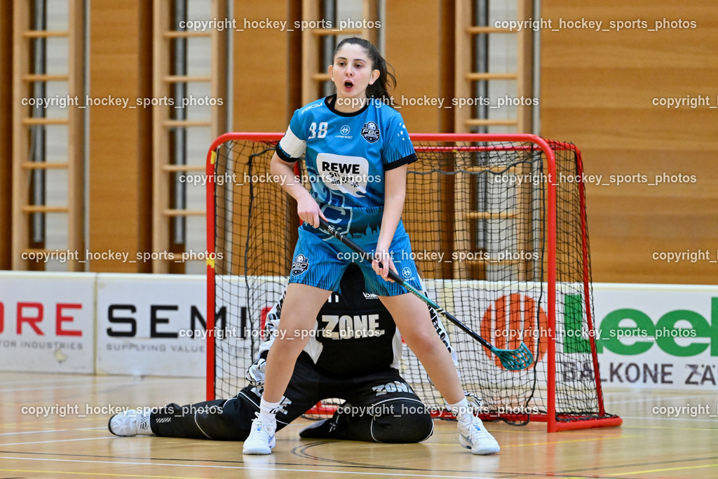 VSV Unihockey Damen vs. FCB München | #88 Selay Aslan FCB München, #1 Hannah Maria Kofler VSV Unihockey, VSV Unihockey Damen vs. FCB München, VSV Unihockey Damen vs. FCB München am 24.01.2026 in Villach (Ballspielhalle St. Martin), Austria, (Photo by Bernd Stefan)