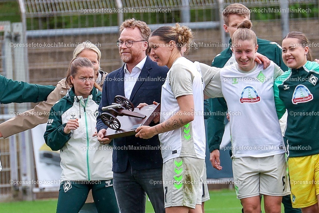 xsscx17052601047 | 17.05.2026, xsscx, Frauen Fussball, Bayer 04 Leverkusen - Werder Bremen, 1. Fussball Bundesliga, 26. Spieltag, Ulrich-Haberland-Stadion, Saison 2025 2026: Die Mannschaft von Werder Bremen feiert die Torjägerkanone von Larissa Mühlhaus (Werder Bremen #7) mit Michelle Ulbrich (Werder Bremen #5), Mariella El Sherif (Werder Bremen #39) DFB regulations prohibit any use of photographs as image sequences and or quasi-video. Photo: xSandraxScherningxPressefotoKochx
