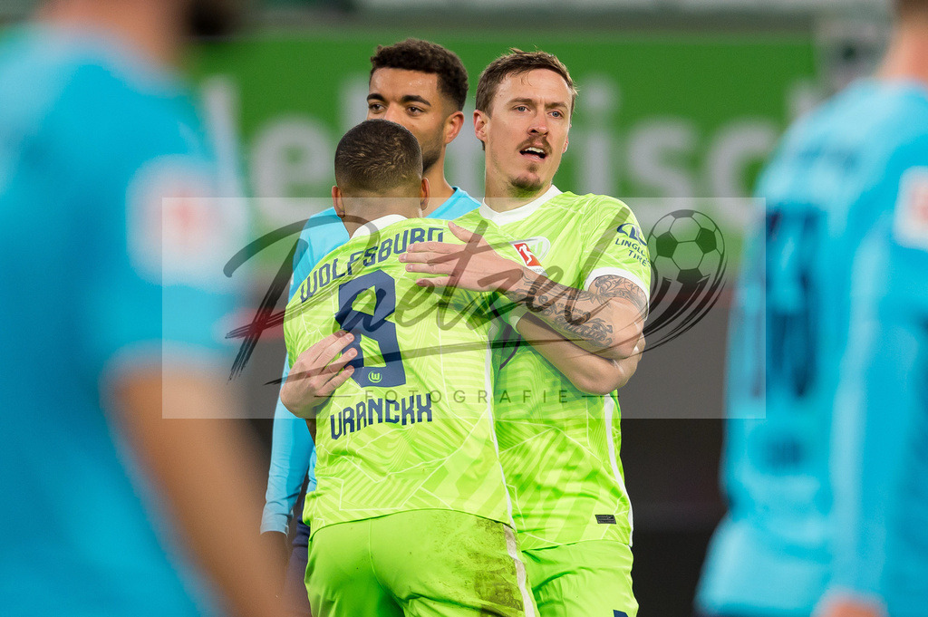 WOBFUE20220206_014 | Fussball, Herren: Aster Vranckx (VfL Wolfsburg) Torjubel, jubelt nach seinem Treffer zum 1:0 mit Max Kruse (VfL Wolfsburg) bei dem Spiel der 1. Bundesliga zwischen VfL Wolfsburg und SpVgg Greuther Fuerth in der Volkswagen Arena am 06.02.2022 in Wolfsburg, Deutschland.DFB / DFL REGULATIONS PROHIBIT ANY USE OF PHOTOGRAPHS AS IMAGE SEQUENCES AND/OR QUASI-VIDEO. - Realisiert mit Pictrs.com