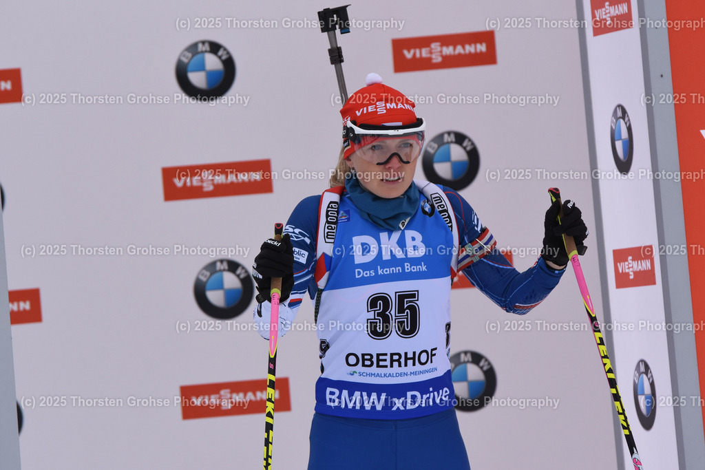 IBU WC Biathlon Oberhof 2018 | PUSKARCIKOVA Eva (CZE) beim Start; IBU WC Biathlon Oberhof 2018, 7.5 km Sprint Frauen am 04.01.2018 in der DKB Ski Arena in Oberhof, (Deutschland) - Realisiert mit Pictrs.com