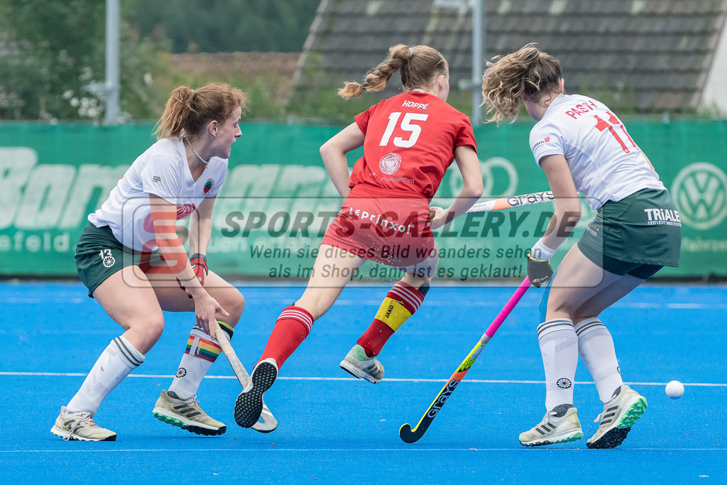 HK_20231008_105399 | 2.Bundesliga Damen Crefelder HC - Bremer HC am 8.10.2023 CHTC, Krefeld , Jule Hufer ( Crefelder HTC #13 ) , Natalie Hoppe ( Bremer HC #15 ) , Causin Anna-Sopie ( Crefelder HTC #20 )