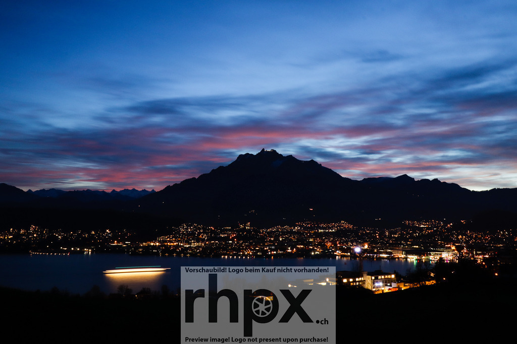 Pilatus im Abendrot uber Luzern Panorama | Dunkelheit. Lichterglanz. Majestat.Die letzten purpurnen Streifen des Tages ziehen uber den Horizont, wahrend die Stadt Luzern zu Fußen des Pilatus in einem warmen Lichtermeer erwacht. Dieses epische Panorama fahrt die Stille der Berge mit der pulsierenden Energie der Seestadt eindrucksvoll zusammen.Wahle unter "Produktauswahl" dein Wunschformat: Vom klassischen Wandbild uber Puzzle &amp; Tassen bis zum digitalen Download (z.B. als Handy-Hintergrund). - Realisiert mit Pictrs.com