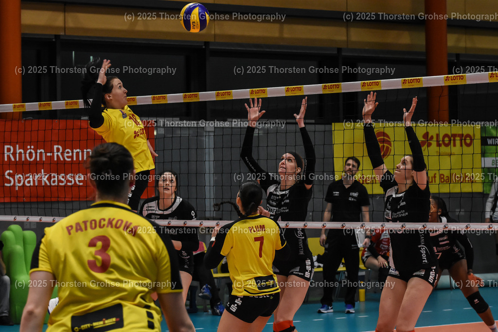 VBL VFB Suhl vs. SCHWARZ-WEISS Erfurt | (VFB Suhl) in Gelb, (Schwarz-Weiss Erfurt) in Schwarz; VBL VFB Suhl vs. SCHWARZ-WEISS Erfurt, Volleyball-Bundesliga Frauen am 17.02.2018 in der Multihalle in Meiningen, (Deutschland) - Realisiert mit Pictrs.com