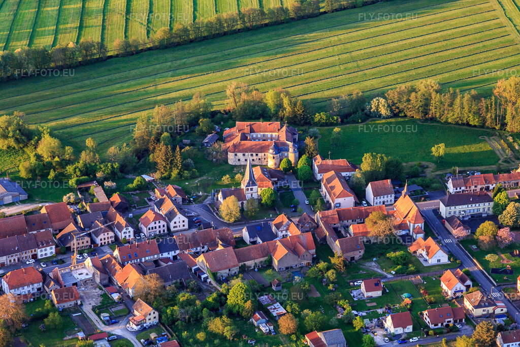 Vue aérienne: Église protestante et château Lorentzen à Lorentzen dans le département Bas Rhin, France. Photo: IMG_145876.jpg prise le 30/04/2025 par Werner Riehm/FLY-FOTO.eu – Résolution de l'original: 5472 x 3648 px