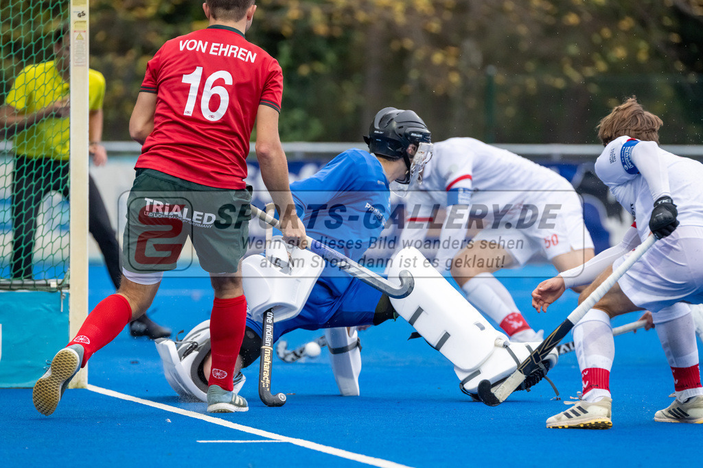 HK_20241102_108338 | 1. Bundesliga Herren Crefelder HTC - TSV Mannheim am 2.11.2024 CHTC Krefeld, Krefeld , van Ehren Christian ( Crefelder HTC #16 ) , Lukas Stumpf ( Torwart TSV Mannheim #1 )