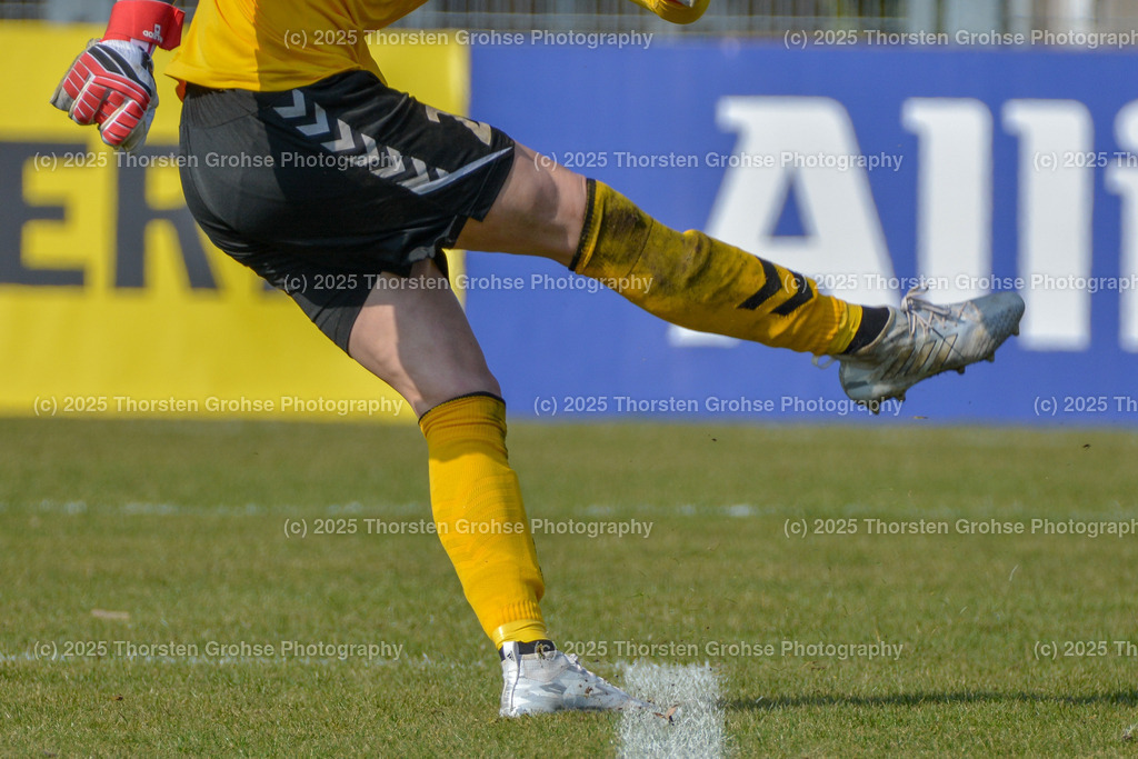Fussball-BL Frauen 1. FFC Frankfurt vs. FF USV Jena | Erin McLeod #24 (FF USV Jena) beim Abstoss; Fussball-BL Frauen 1. FFC Frankfurt vs. FF USV Jena, Fussball-Bundesliga Frauen am 25.03.2018 im Stadion am Brentanobad in Frankfurt/Main, (Deutschland) - Realisiert mit Pictrs.com