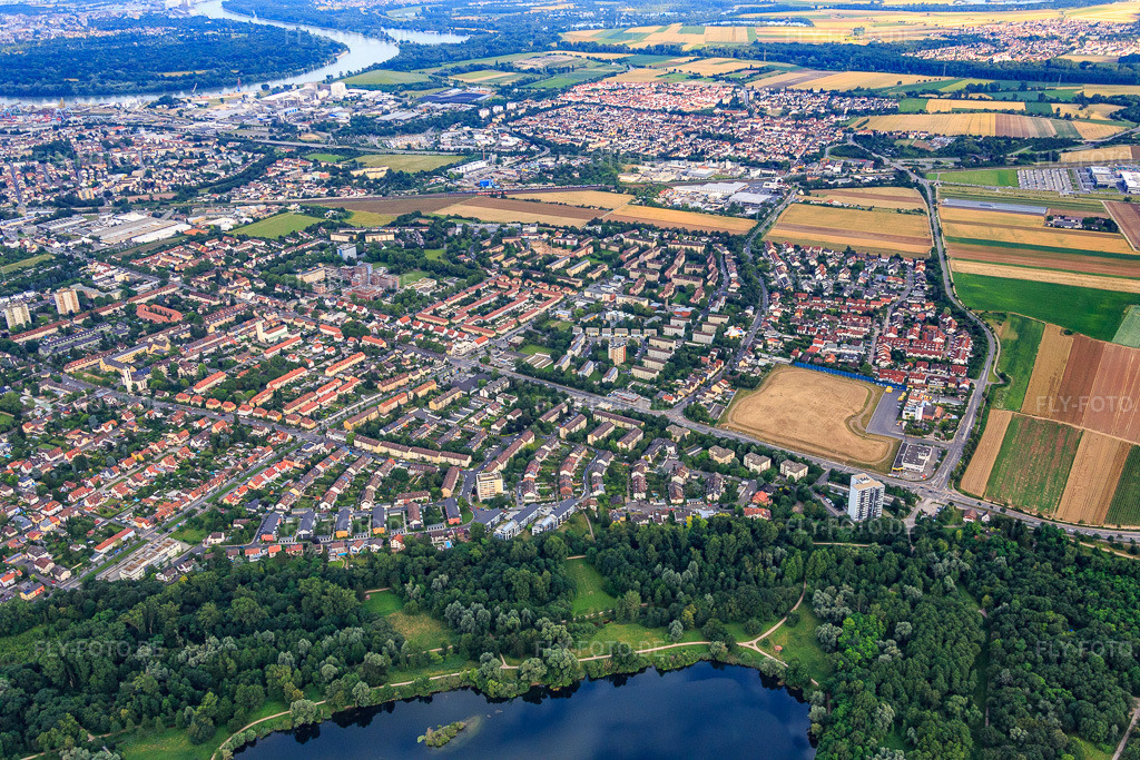 Luftbild: Ortsansicht von Westen jenseits des Jägerweiher im Ortsteil Gartenstadt in Ludwigshafen im Bundesland Rheinland-Pfalz in Deutschland. Foto: IMG_091023.jpg vom 04.07.2016 durch Werner Riehm/FLY-FOTO.de