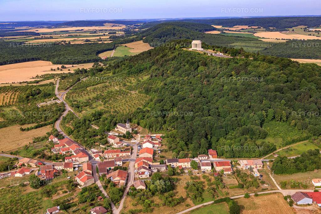 Aerial view: American War Memorial Butte de Montsec in Montsec in the state Meuse, France. – Photo: IMG_083303.jpg taken on 07/12/2015 by Werner Riehm/FLY-FOTO.com – Resolution of the original: 5472 x 3648 px – Montsec American Monument - American Battle Monuments Commission (ABMC)