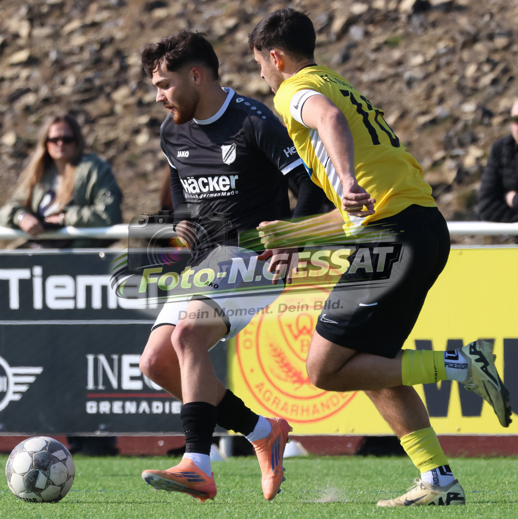 SV Rödinghausen II, FC Kaunitz | Auf dem Bild zu sehen: schwarz SV Rödinghausen II: Noah-Henry Köse ; gelb FC Kaunitz: Dennis MartensSV Rödinghausen II, FC Kaunitz, Saison 25/26, Westfalenliga, Deutschland - Realisiert mit Pictrs.com