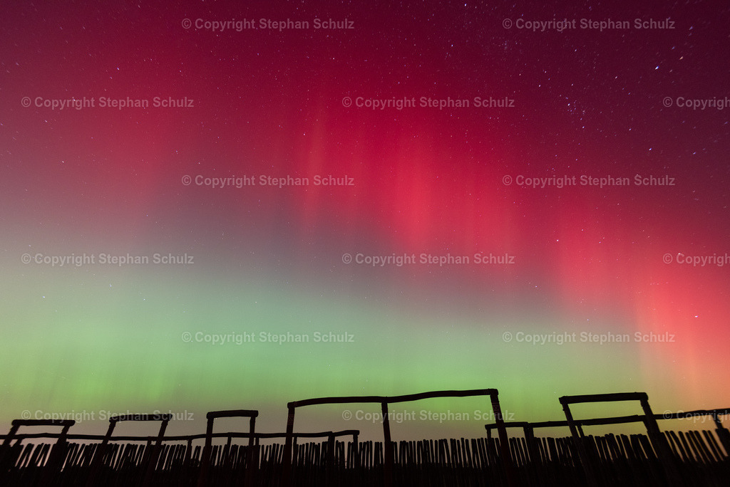 Polarlichter am Ringheiligtum Pömmelte | Polarlichter (Aurora borealis) leuchten über dem Ringheiligtum Pömmelte. Die prähistorische Kreisgrabenanlage wird von Archäologen auch als deutsches Stonehenge bezeichnet. - Realisiert mit Pictrs.com