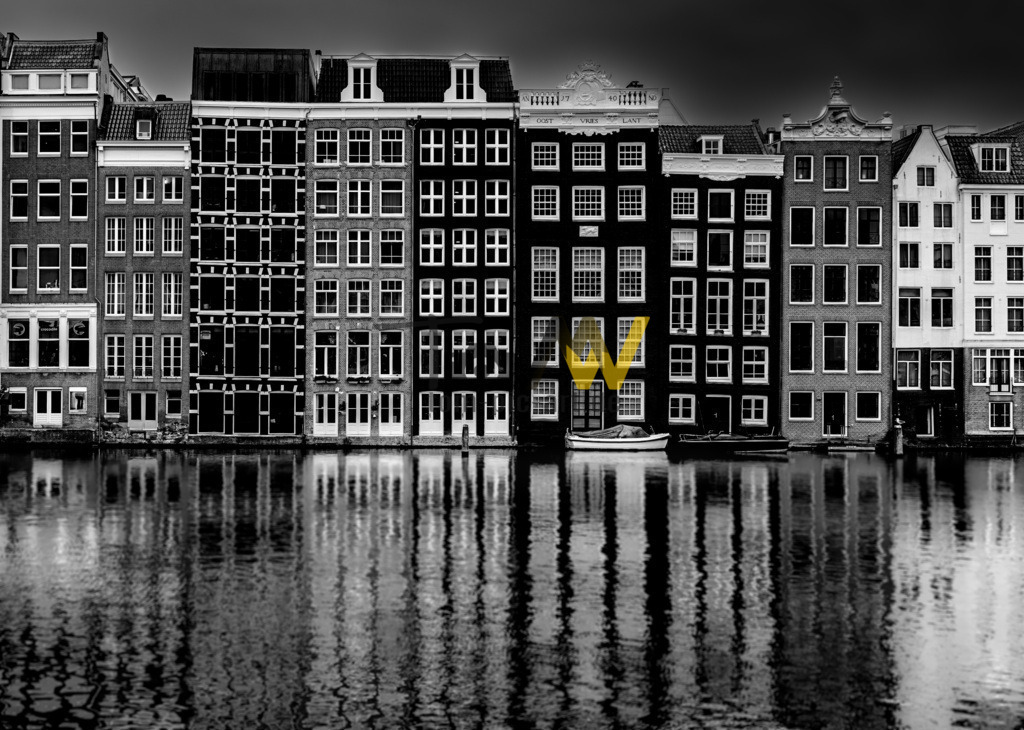 Markante Häuserzeile in Amsterdam,schmale alte Häuser am Wasser | Ein fast schon typische Häuserzeile in Amsterdam. Mitten im Wasser gelegen - ein Boot vor der Türe. Teils in einem schiefen Winkel - schmale Häuserfronten.  - Realisiert mit Pictrs.com