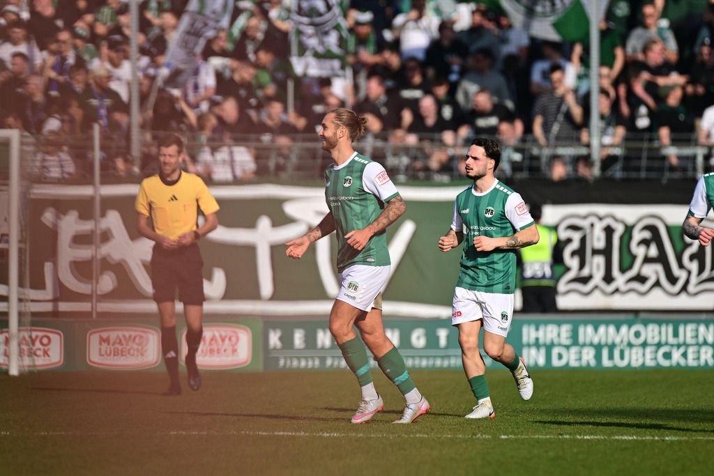 Fußball I Herren I Saison 2024-2025 I Regionalliga Nord I 25. Spieltag I VfB Lübeck - SSV Jeddeloh | Felix Drinkuth (11, VfB Lübeck) mitte - Realisiert mit Pictrs.com