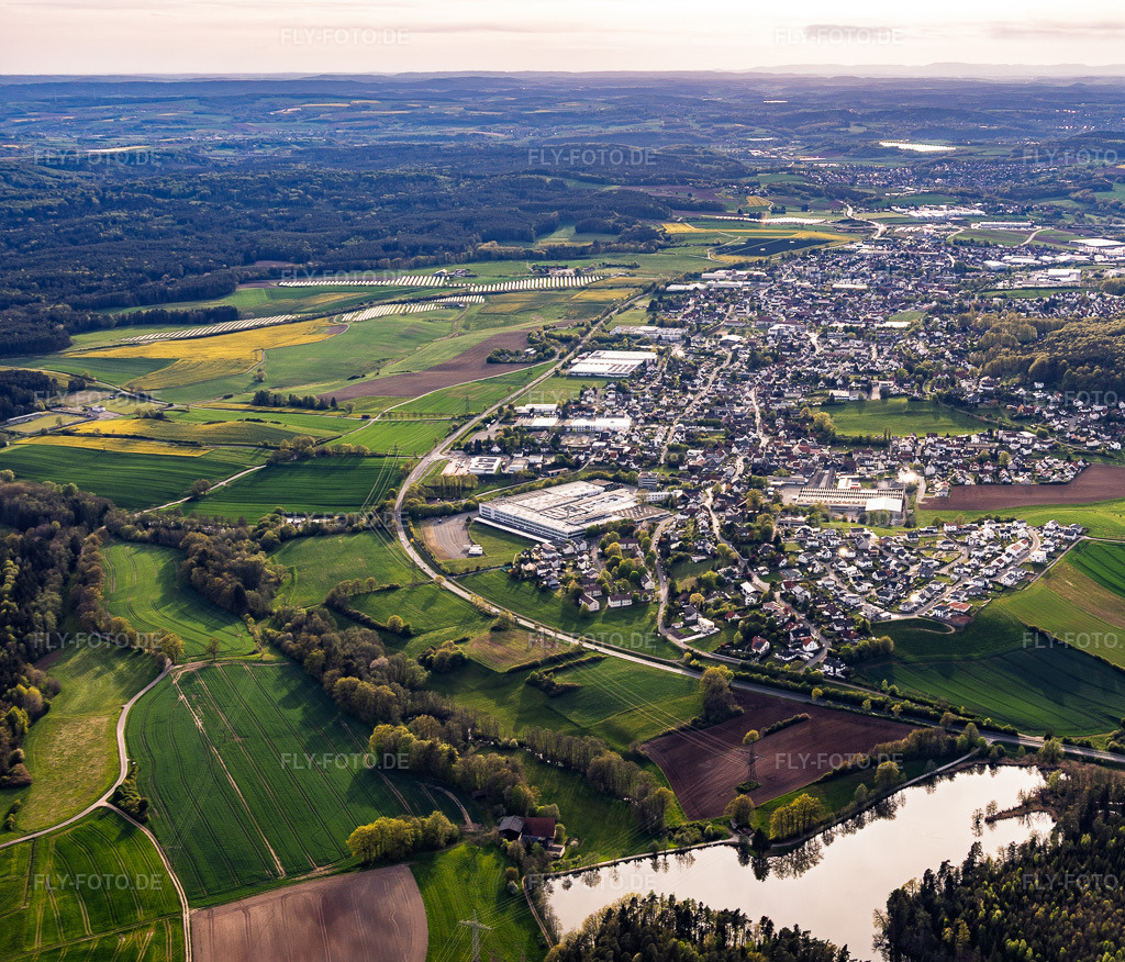 Luftbild: Ortsansicht von Osten im Ortsteil Frohnlach in Ebersdorf im Bundesland Bayern in Deutschland. – Foto: IMG_155931.jpg vom 02.05.2026 durch Werner Riehm/FLY-FOTO.de – Auflösung des Originals: 4610 x 3944 px
