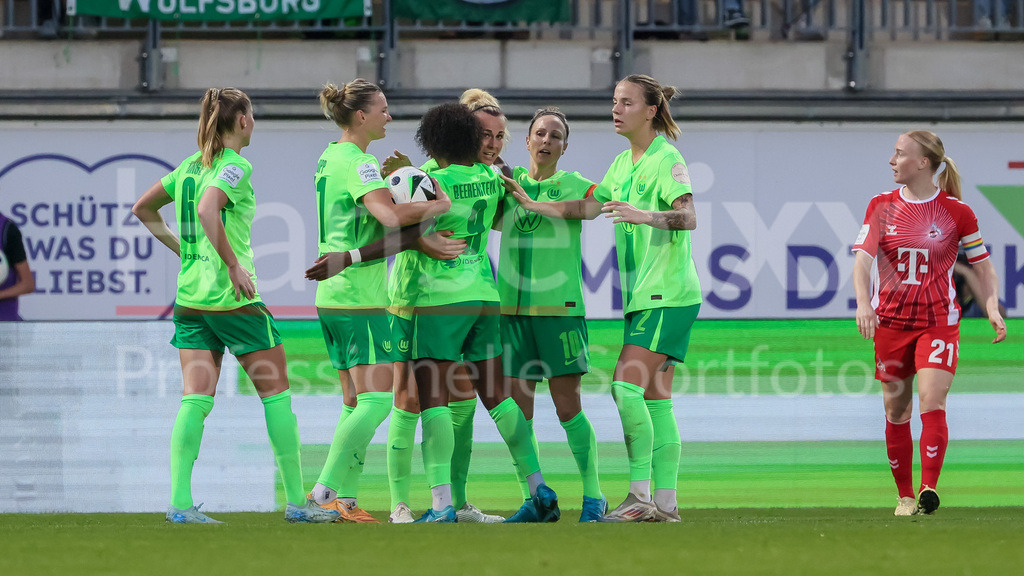 Fussball, Google Pixel Frauen-Bundesliga, VfL Wolfsburg - 1. FC Köln | v.li.: Spielerinnen vom VfL Wolfsburg mit Torjubel, Jubel, jubeln, jubelt, optimistisch, Spielszene, Highlight, Freude über das Tor zum 2:1, DIE DFB-RICHTLINIEN UNTERSAGEN JEGLICHE NUTZUNG VON FOTOS ALS SEQUENZBILDER UND/ODER VIDEOÄHNLICHE FOTOSTRECKEN. DFB REGULATIONS PROHIBIT ANY USE OF PHOTOGRAPHS AS IMAGE SEQUENCES AND/OR QUASI-VIDEO.