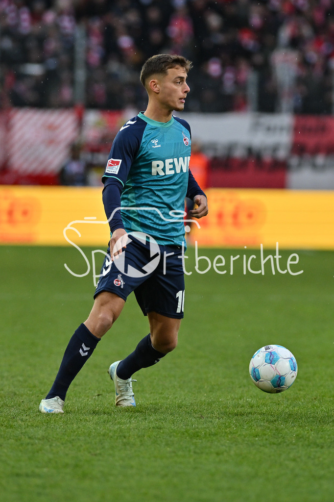 SSV Jahn Regensburg - 1. FC Köln | am BAll Marvin Ayhan OBUZ (1. FC Koeln 16) / Freisteller / Einzelfoto / 2. Bundesliga: SSV Jahn Regensburg - 1. FC Koen, Jahnstadion am 08.12.2024