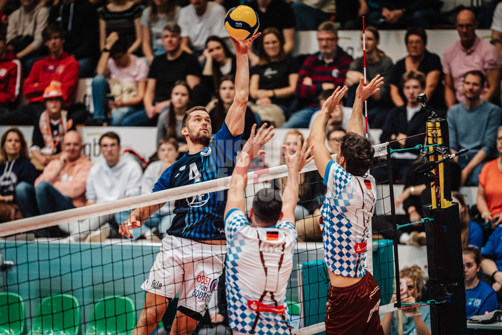 Volleyball | Herren | Saison 2025/2026 | Volleyball Ligacup | VfB Friedrichshafen vs. WWK Volleys Herrsching | 12.10.2024 | Tim Peter (#4, VfB Friedrichshafen) beim Angriff