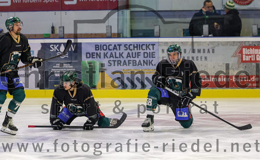 2025-11-30_015_TSV_Erding_gegen_EC_Peiting | Erding, Deutschland, 30.11.2025:Eishockey, Oberliga Süd 2025 / 2026, 22. Spieltag, TSV Erding gegen EC Peiting, Endergebnis: 5:1Philipp Michl (Erding Gladiators, #77), Erik Modlmayr (Erding Gladiators, #21), Paul Pfenninger (Erding Gladiators, #58)Foto: Christian Riedel / fotografie-riedel.net