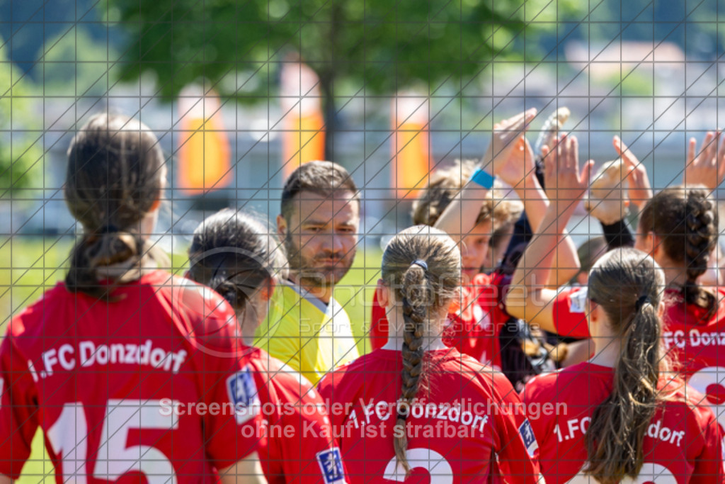 20250510_135946_0079 | #,1.FC Donzdorf (rot) vs. Karlsruher SC (blau), Fussball, EnBW-Oberliga B -Juniorinnen, 23. Spieltag, Saison 2024/2025, Rasenplatz, Lautertal Stadion, Süßener Straße 16, 73072 Donzdorf, 10.05.2025 - 14:00 Uhr,Foto: PhotoPeet-Sportfotografie/Peter Harich