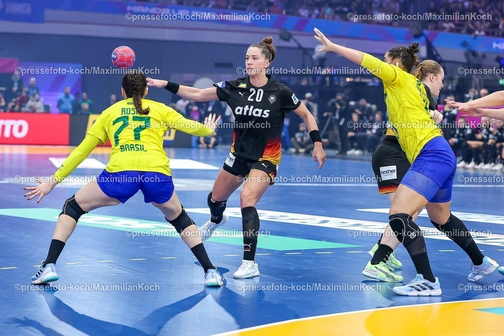 IHF09122502036 | 09.12.2025, Handball WM Frauen, Viertelfinale, Deutschland - Brasilien, 27th IHF Women's Handball World Championship, Westfalenhalle Dortmund: Kelly De Abreu Rosa (Brasilien #77) im Zweikampf gegen  Emily Vogel (GER #20) 
