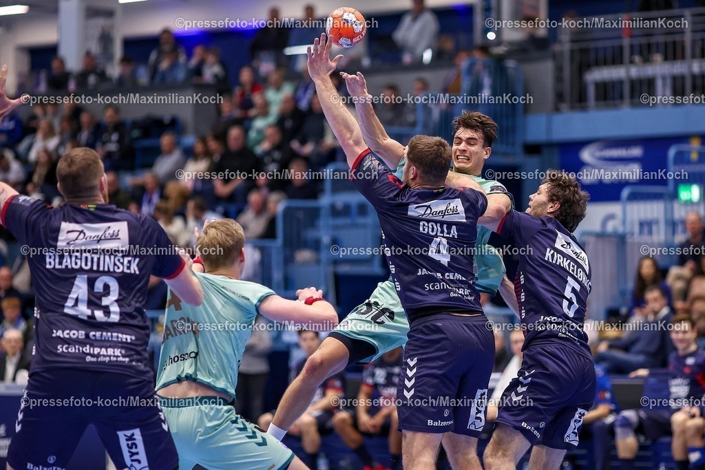 Gum11022501097 | 11.02.2025, Handball, European League - Hauptrunde Gruppe IV, VfL Gummersbach - SG Flensburg-Handewitt, Schwalbe-Arena: Julian Köster (GUM #7) wird von Johannes Golla (Flensburg-Handewitt #4) und Niclas Kirkelokke (Flensburg-Handewitt #5) festgemacht