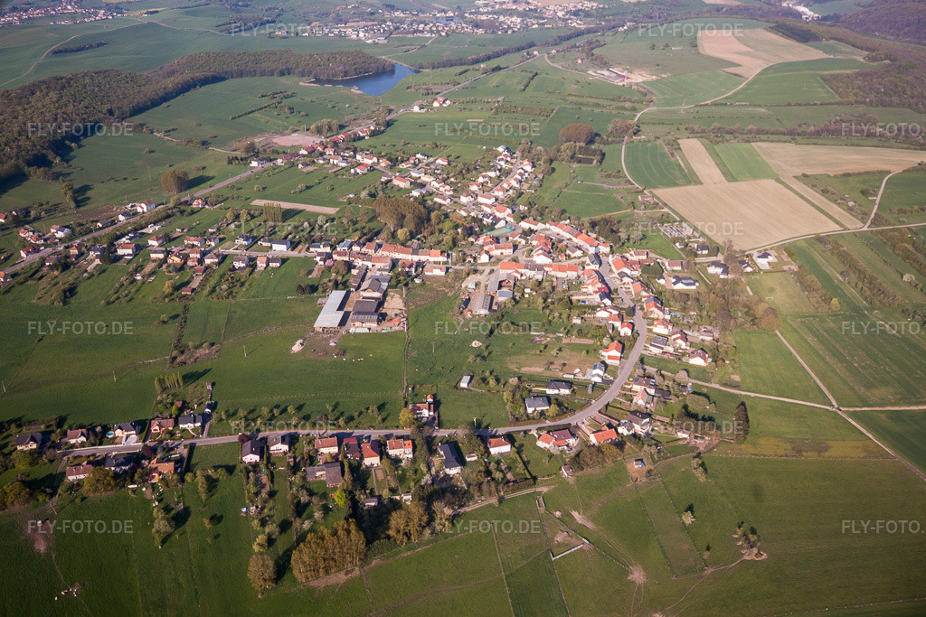 Luftbild: landwirtschaftlichen Feldern und Nutzflächen in Macheren im Bundesland Moselle in Frankreich. Foto: IMG_39665.jpg vom 16.04.2011 durch Werner Riehm/FLY-FOTO.de