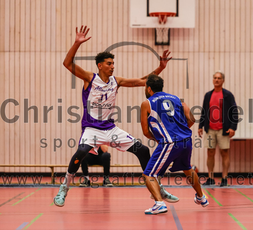 2022-05-29_052_SpVgg_Altenerding_gegen_Muenchen_Basket_2 | Erding, Deutschland, 29.05.2022:
Basketball, Bezirksliga 2021 / 2022, Herren Turnier der 2. der Aufstiegsrunden, SpVgg Altenerding gegen München Basket 2, Endergebnis: 

Luis Winkler (SpVgg Altenerding, #11), Helmut Schmidt (München Basket, #9)

Foto: Christian Riedel / fotografie-riedel.net