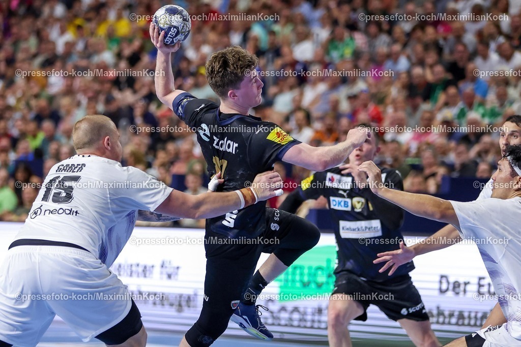 KoeEHF14062501080 | 14.06.2025, Handball, Halbfinale TruckScout24 EHF FINAL4, LANXESS arena Köln, Füchse Berlin - HBC Nantes: Nils Lichtlein  (Fuechse Berlin #17) gegen Matej Gaber (HBC Nantes FRA #15) und Shuichi Yoshida (HBC Nantes FRA #05) 