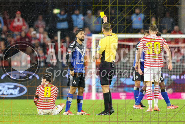 1. FC Köln vs Hamburger SV - 1. Bundesliga  | Köln, Deutschland, 02.11.25:   Immanuel Pherai (Hamburger SV) erhaelt die gelbe Karte von Schiedsrichter Daniel Schlager waehrend des Spiels der Bundesliga zwischen  1. FC Köln vs Hamburger SV in der RheinEnergieStadion(Foto von Brauer-Fotoagentur / Adrian Schlueter)