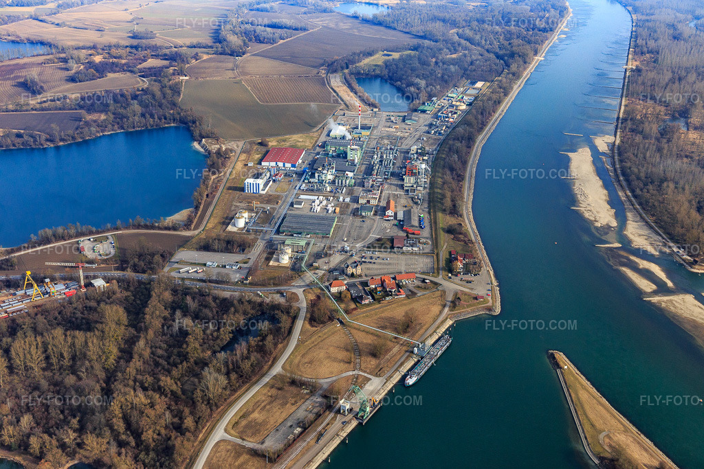 Aerial view: Industry on the Rhine riverbank from the southwest in Lauterbourg in the state Bas-Rhin, France.Photo: IMG_096936.jpg taken on 02/19/2017 by Werner Riehm/FLY-FOTO.comResolution of the original: 5472 x 3648 px