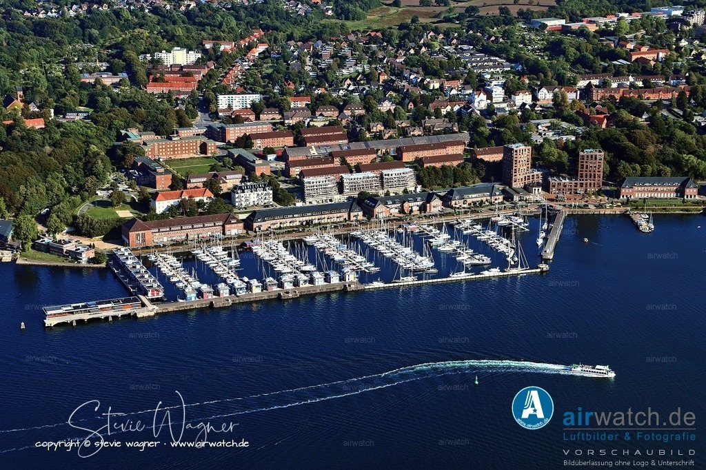 Luftbild Flensburg Sonwik ist ein kleiner, idyllischer Ortsteil von Flensburg an der Förde | Sonwik ist ein kleiner, idyllischer Ortsteil von Flensburg an der Förde, bekannt für seine ruhige Lage direkt am Wasser und den Yachthafen, der Segler und Besucher anzieht. Die Foerdepromenade ist ein zentraler Ort in Sonwik, der sowohl landschaftlich reizvoll als auch kulturell bedeutsam ist