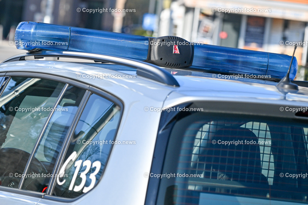 Demonstration gegen die Fertigstellung der A26 Westring_ 20.01.2024-32 | 20.01.2024, Linz, AUT, Demonstration, im Bild Teilnehmer der Demonstration gegen die Fertigstellung der A26 Westring, Autobahn, Verkehr, Verkehrswende, Klima, Klimawandel, Red Rebells, Trauermarsch, Aktivisten, Musik, Transparente, Tafeln, Schilder, Ansprache, Polizei, Polizeiauto, Absperrung, Wissensturm