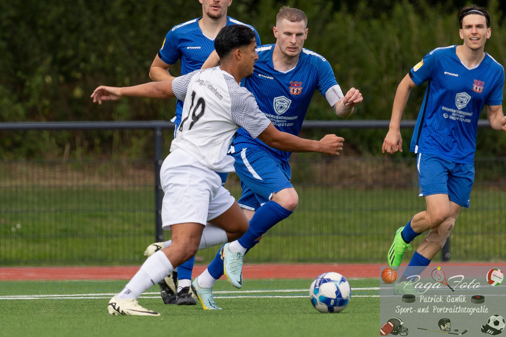 Testspiel: Spvgg. 03 Fechenheim - Türk Gücü Friedberg, 13.07.2024 | Anas El Allaoui (Spvgg. 03 Fechenheim #19), mit Ball im angriff, Spvgg. 03 Fechenheim - Türk Gücü Friedberg, Frankfurt am Main, Sportanlage Birsteiner Straße, 13.7.2024 - Realisiert mit Pictrs.com