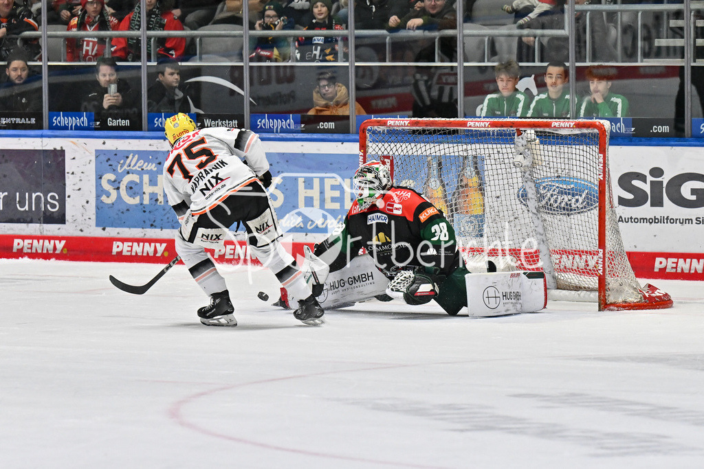 Augsburger Panther - Löwen Frankfurt  | den Penalty von Julian NAPRAVNIK (Löwen Frankfurt #75) kann Strauss MANN (Augsburger Panther #38) halten./ DEL: Augsburger Panther - Loewen Frankfurt, Curt Frenzel Stadion am 12.01.2025