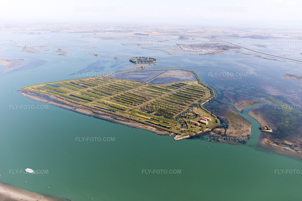 Aerial view: View of the town in Grado in the state Gorizia, Italy. – Photo: IMG_098106.jpg taken on 04/03/2017 by Werner Riehm/FLY-FOTO.com – Resolution of the original: 5472 x 3648 px