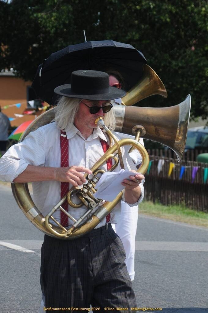Geißmannsdorf-2026-Festumzug-090 | Festumzug in Geißmannsdorf bei Bischofswerda im Juni 2026. Fotografische Eindrücke und Momentaufnahmen vom Festumzug anläßlich des 800-jährigen Bestehens von Geißmannsdorf - mit Teilnehmern und Gästen, Strohpuppen und geschmückten Vorgärten und Grundstücken - Realisiert mit Pictrs.com