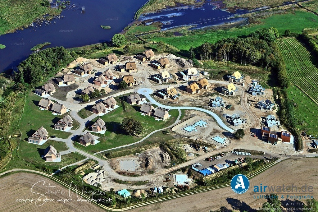 Luftbild Reetdorf Geltinger Birk - Die ehemalige Sandkoppel-Kaserne in Nieby | Die Sandkoppel-Kaserne in Nieby, Schleswig-Holstein, war von 1962 bis 1995 eine militärische Einrichtung der Marinefernmeldegruppe (mot) 31 der Deutschen Marine. Die Kaserne befand sich in unmittelbarer Nähe zum Naturschutzgebiet Geltinger Birk, einem besonders sensiblen Ökosystem an der Flensburger Förde. Nach der Aufgabe durch die Bundeswehr lag das Gelände zunächst brach. 2014 erwarb ein Kappelner Investor das rund acht Hektar große Areal mit dem Ziel, ein Feriendorf zu errichten.