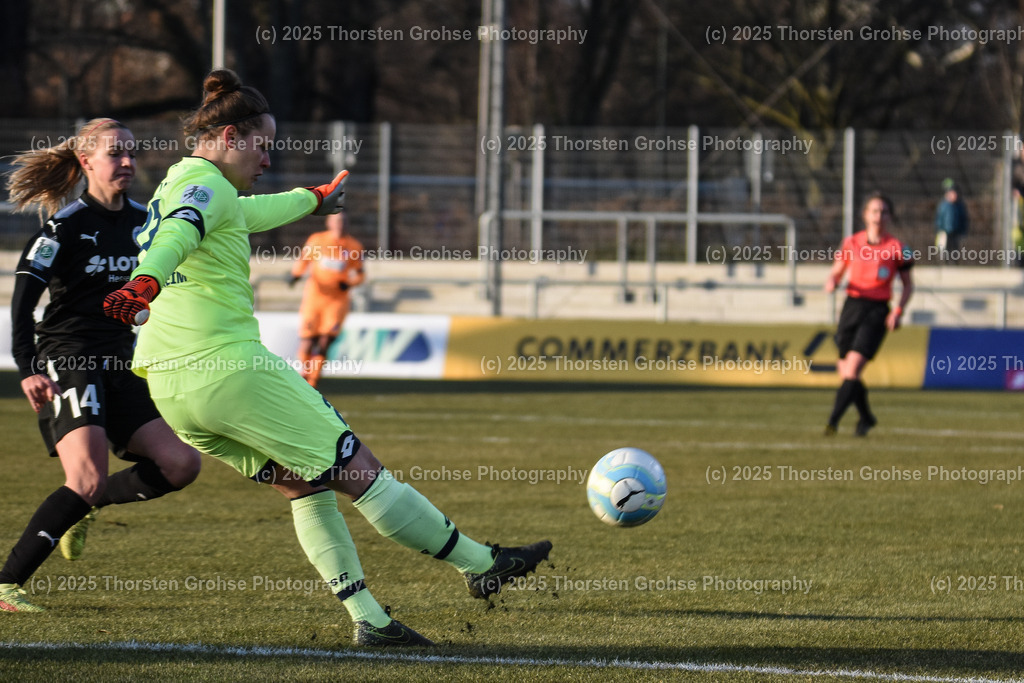 Fussball-BL Frauen 1. FFC Frankfurt vs. TSG 1899 Hoffenheim | Groenen Jackie #14 (1.FFC Frankfurt), Emmerling Alexandra #27 (1.FFC Frankfurt); Fussball-BL Frauen 1. FFC Frankfurt vs. TSG 1899 Hoffenheim, Fussball-Bundesliga Frauen am 24.02.2018 im Stadion am Brentanobad in Frankfurt/Main, (Deutschland) - Realisiert mit Pictrs.com