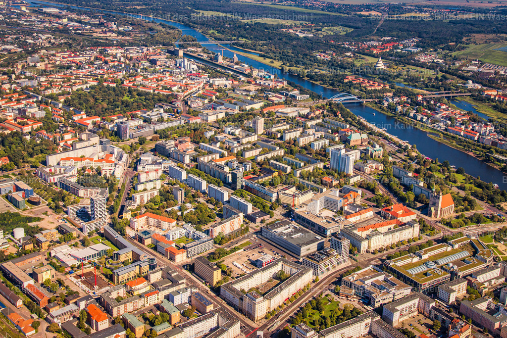 Luftbild Magdeburg 2023 Gyrokopter Übersicht City Luise Elbe-6880 | Luftbild Magdeburg City Übersicht vom Luisenturm, Breiter Weg bis zur Elbe mit Johaniskirche - Realisiert mit Pictrs.com