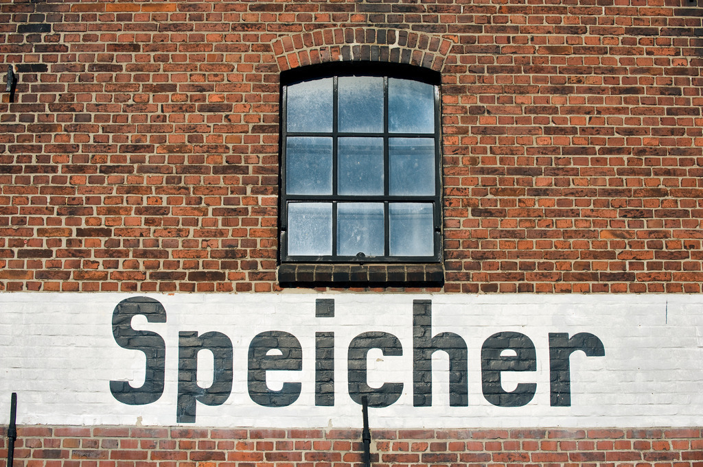 Backsteinhaus-Speicher | Europa, Deutschland, Schleswig-Holstein, Husum, Backsteinhaus-Speicher - Realisiert mit Pictrs.com