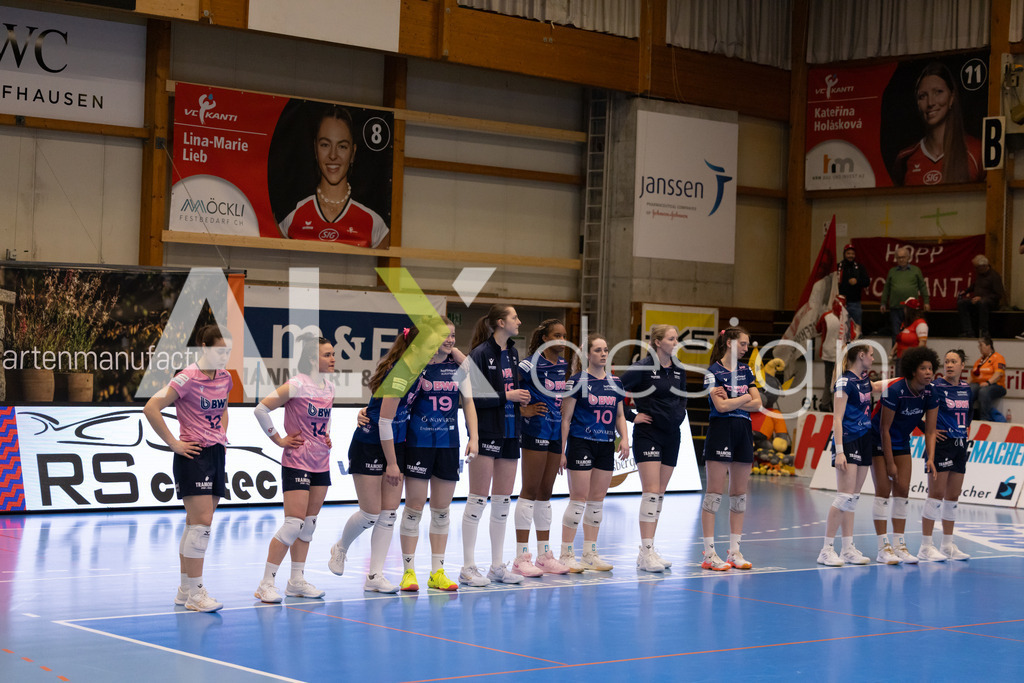 Volleyball I Frauen I Saison 2025-2026 I Volleyball NLA | Women I 1/2 Finals I  VC Kanti Schaffhausen - Sm'Aesch Pfeffingen I 07.03.2026 | Sm'Aesch Pfeffingen Spielerinnenkreis - Realisiert mit Pictrs.com