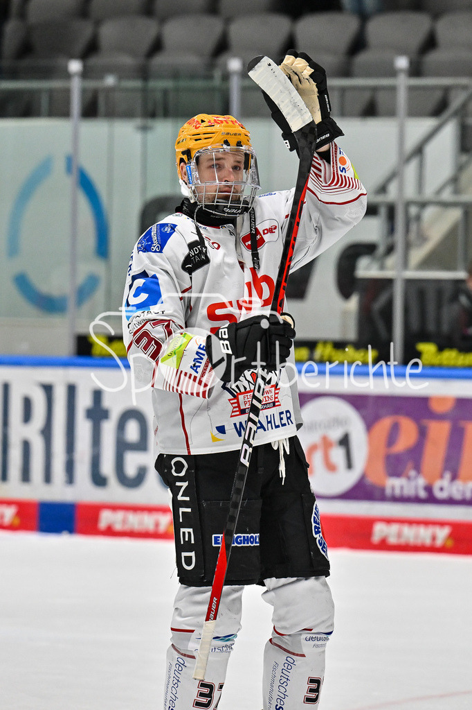 Augsburger Panther - Fischtown Pinguins | Die Spieler aus Bremerhaven bedanken sich bei den mitgereisten Fans / DEL: Augsburger Panther - Fischtown Pinguins, Curt Frenzel Stadion am 08.01.2025 / Markus VIKINGSTAD (Fischtown Pinguins 37)