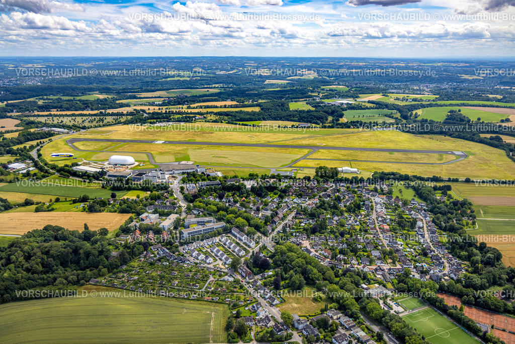 Essen240702530 | Luftbild, Flughafen Essen/Mülheim, Startbahn und Landebahn, Luftschiffhalle und Zeppelin Goodyear, Flughafensiedlung Raadt, Fernsicht, Haarzopf, Essen, Ruhrgebiet, Nordrhein-Westfalen, Deutschland