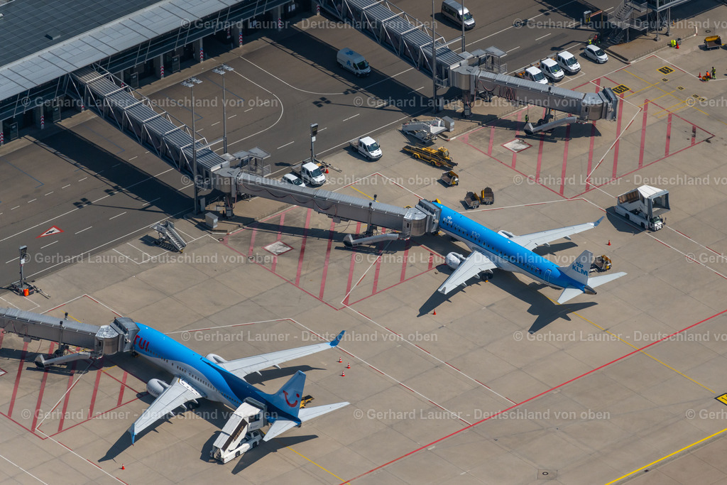 4034403 | FILDERSTADT 22.07.2020 Passagierflugzeuge auf der Parkposition - Abstellfläche auf dem Flughafen in Stuttgart im Bundesland Baden-Württemberg, Deutschland. Weiterführende Informationen bei: Flughafen Stuttgart GmbH. // Passenger airplanes in parking position - parking area at the airport in Stuttgart in the state Baden-Wuerttemberg, Germany. Further information at: Flughafen Stuttgart GmbH. Foto: Gerhard Launer