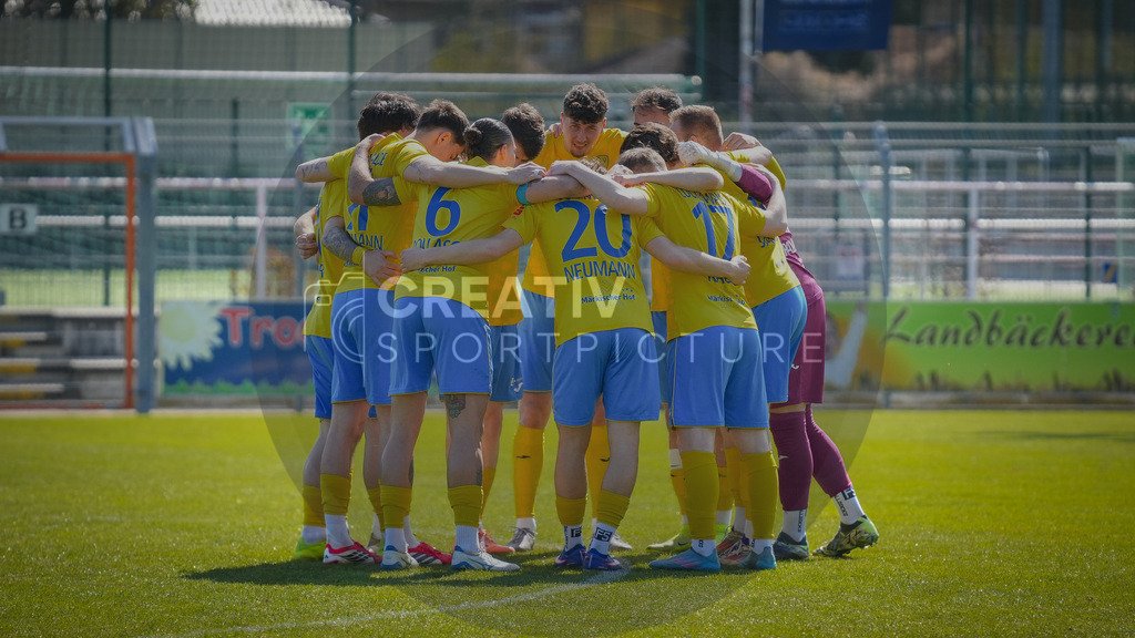 Fußball, Herren, Saison 2025/2026, Regionalliga Nordost, 29. Spieltag, FSV 63 Luckenwalde vs. FC Eilenburg, Samstag 11.04.2026, Werner-Seelenbinder-Stadion Luckenwalde, | Fußball, Herren, Saison 2025/2026, Regionalliga Nordost, 29. Spieltag, FSV 63 Luckenwalde vs. FC Eilenburg, Samstag 11.04.2026, Werner-Seelenbinder-Stadion Luckenwalde, Im Bild: Der Mannschaftskreis des FSV 63 Luckenwalde vor Spielbeginn. - Realisiert mit Pictrs.com