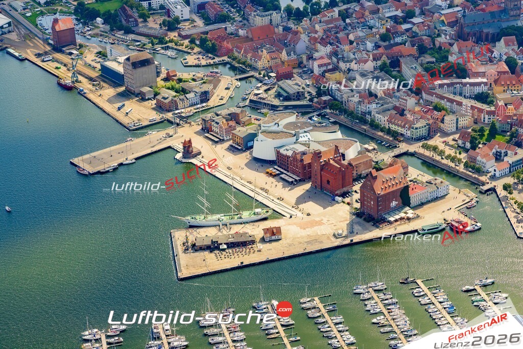 Hafen Stralsund Bild- Das Luftbild wurde 2025 vom UL-Flugzeug heraus erstellt ( keine Drohne bzw. Drohnenaufnahme ) - Hochauflösende Luftaufnahme -Nicht vergleichbar mit Google Maps oder Satelittenbilder- Die Geschenkidee !Mit Lizenz und Bildrechte bestellbar - CC